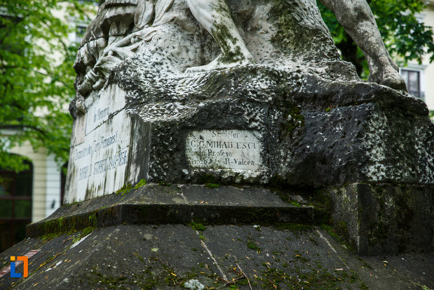 baza-de-la-monumentul-lui-barbu-stirbei-din-ramnicu-valcea-judetul-valcea.jpg