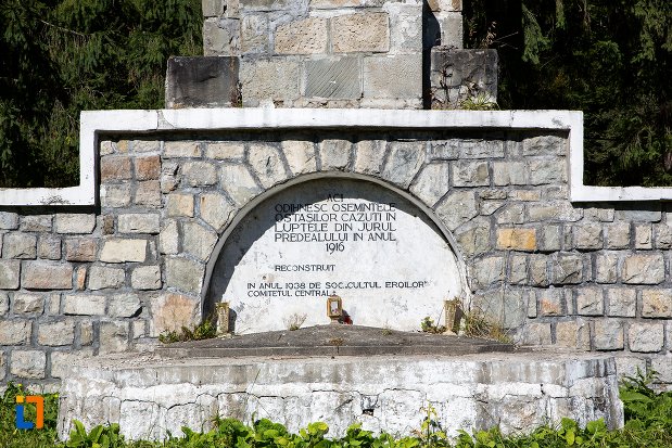 baza-de-la-monumentul-si-cimitirul-eroilor-din-primul-razboi-mondial-din-predeal-judetul-brasov.jpg