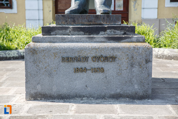 baza-de-la-statuia-lui-bernady-gyorgy-din-targu-mures-judetul-mures.jpg
