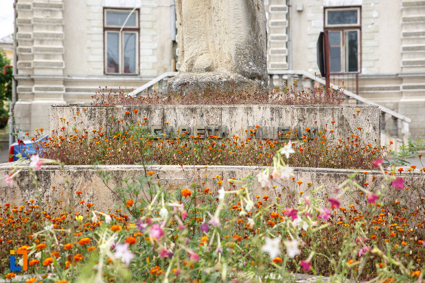 baza-de-la-statuia-lui-margareta-musat-din-siret-judetul-suceava.jpg