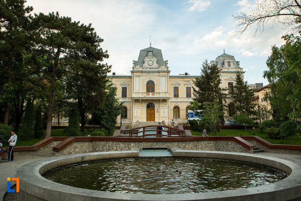 bazin-din-fata-muzeului-judeean-olt-din-slatina.jpg