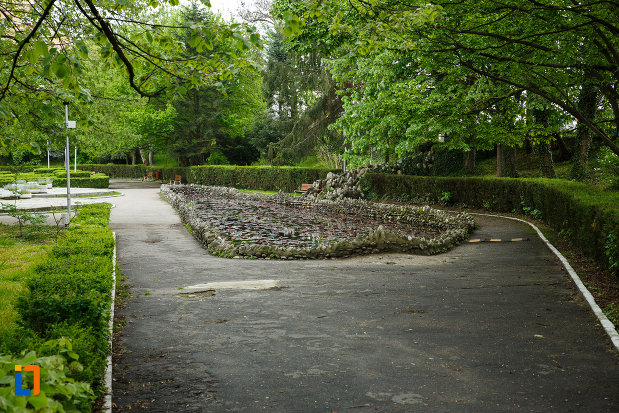 bazin-din-parcul-zavoi-din-ramnicu-valcea-judetul-valcea.jpg