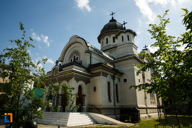 biserica-adormirea-maicii-domnului-din-dragasani-judetul-valcea-vazuta-din-lateral.jpg