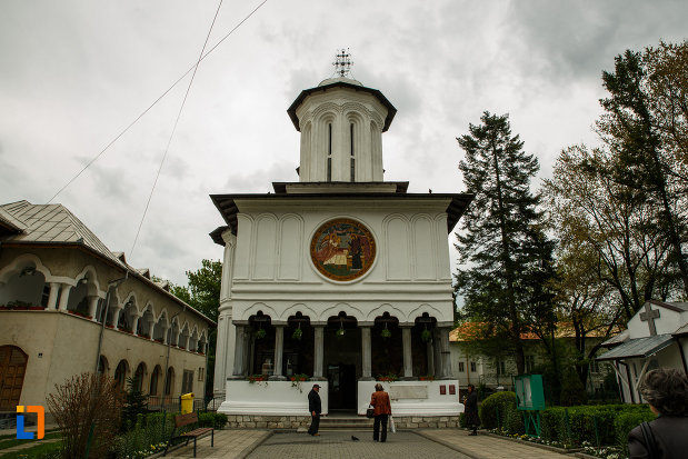biserica-buna-vestire-din-ramnicu-valcea-vazuta-din-fata.jpg