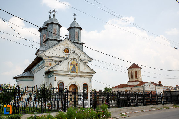 biserica-cuvioasa-paraschiva-1836-din-rosiorii-de-vede-judetul-teleorman-vazuta-din-lateral.jpg
