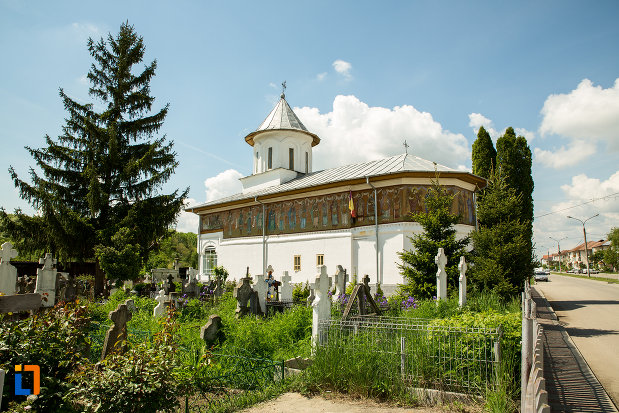 biserica-cuvioasa-paraschiva-din-scornicesti-judetul-olt-fotografiata-din-lateral.jpg