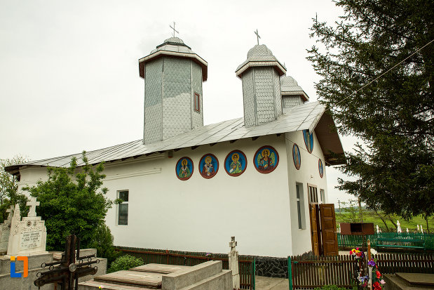 biserica-cuvioasa-paraschiva-din-teis-judetul-olt-fotografiata-din-lateral.jpg