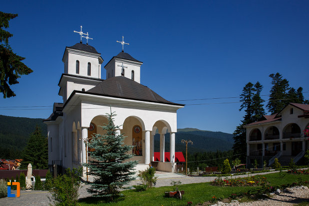 biserica-de-la-manastirea-caraiman-din-busteni-judetul-prahova.jpg