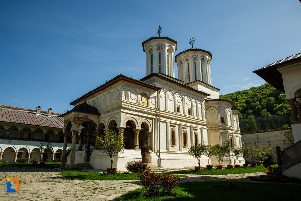 biserica-de-la-manastirea-hurezi-din-horezu-judetul-valcea.jpg