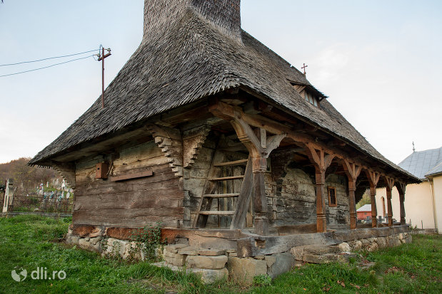 biserica-de-lemn-din-creaca-judetul-salaj.jpg