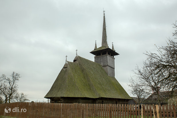 biserica-de-lemn-din-dersida-judetul-salaj-vedere-din-spate.jpg