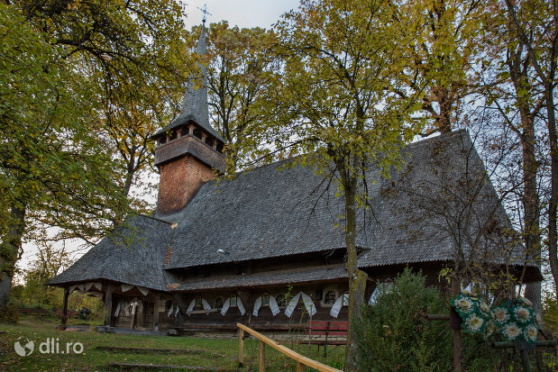biserica-de-lemn-din-harnicesti-judetul-maramures-imagine-din-lateral.jpg