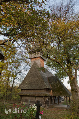 biserica-de-lemn-din-harnicesti-judetul-maramures.jpg