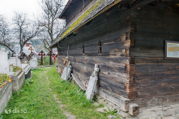 biserica-de-lemn-din-ieud-judetul-maramures-vedere-laterala.jpg