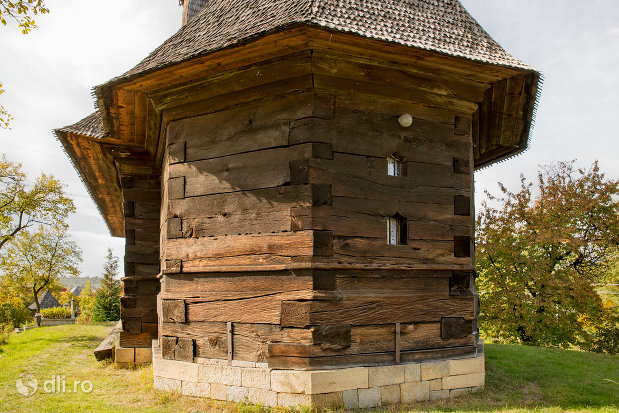 biserica-de-lemn-din-plopis-judetul-maramures-vedere-din-spate.jpg