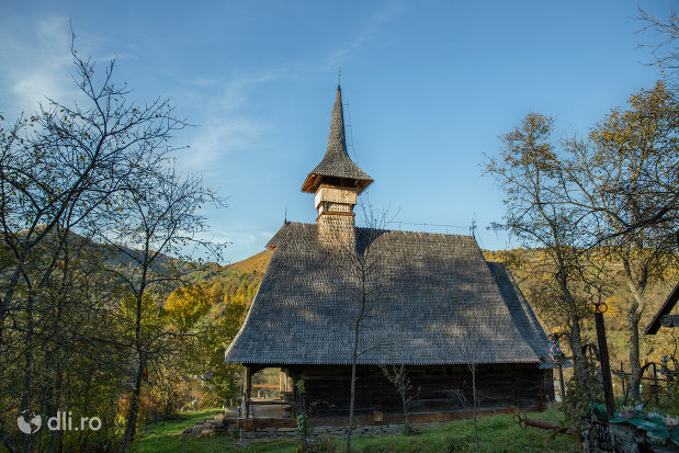 biserica-de-lemn-din-valea-stejarului-judetul-maramures-vedere-din-lateral.jpg