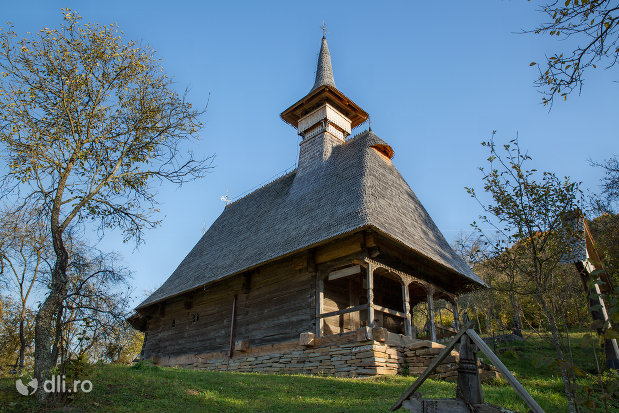 biserica-de-lemn-din-valea-stejarului-judetul-maramures.jpg