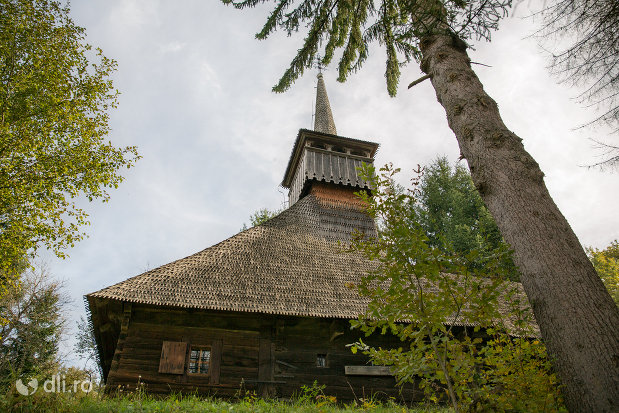 biserica-de-lemn-nasterea-maicii-domnului-din-calinesti-judetul-maramures-vedere-laterala.jpg