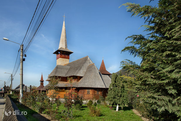 biserica-de-lemn-ortodoxa-din-baia-sprie-judetul-maramures-vedere-laterala.jpg