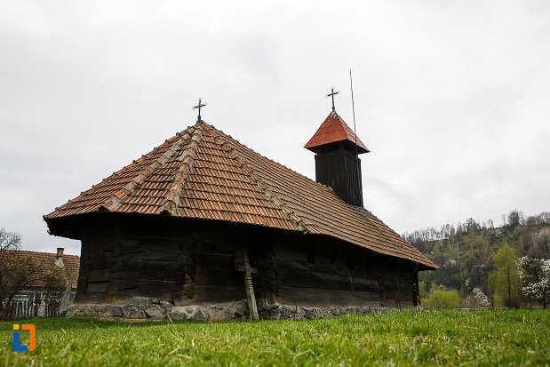 biserica-de-lemn-sf-arhangheli-biserica-sanonilor-din-petrosani-judetul-hunedoara-cruce-din-lemn-aflata-langa-ea.jpg