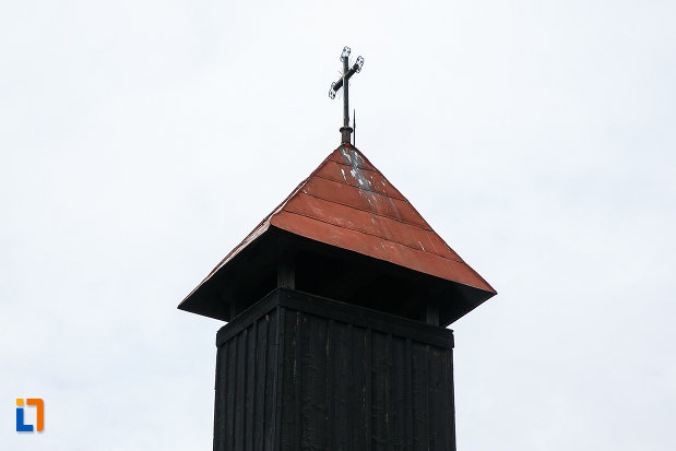biserica-de-lemn-sf-arhangheli-biserica-sanonilor-din-petrosani-judetul-hunedoara-turn-cu-cruce.jpg