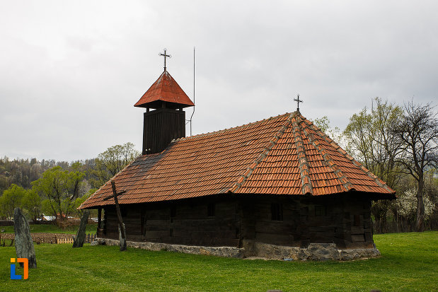 biserica-de-lemn-sf-arhangheli-biserica-sanonilor-din-petrosani-judetul-hunedoara-vazuta-din-spate.jpg