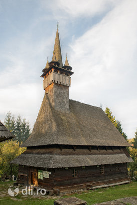 biserica-de-lemn-sf-nicolae-josani-din-budesti-judetul-maramures-vedere-din-lateral.jpg