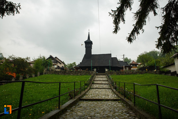 biserica-de-lemn-sf-pantelimon-din-baile-olanesti-judetul-valcea-alee-pietruita-spre-intrare.jpg