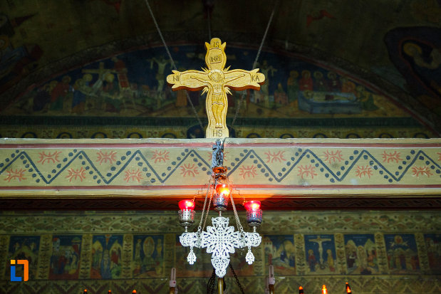 biserica-de-lemn-sf-pantelimon-din-baile-olanesti-judetul-valcea-una-dintre-crucile-interioare.jpg