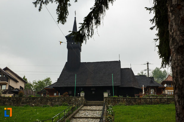 biserica-de-lemn-sf-pantelimon-din-baile-olanesti-judetul-valcea-vazuta-din-lateral.jpg
