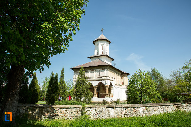biserica-de-lemn-sf-voievozi-din-targu-carbunesti-judetul-gorj.jpg