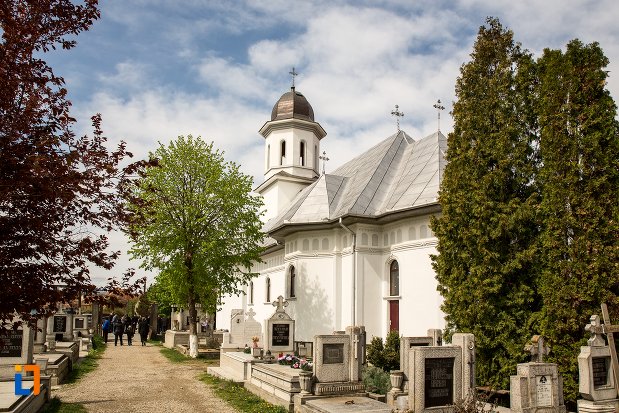 biserica-din-cimitirul-rapa-robilor-din-aiud-judetul-alba-vazuta-din-lateral.jpg