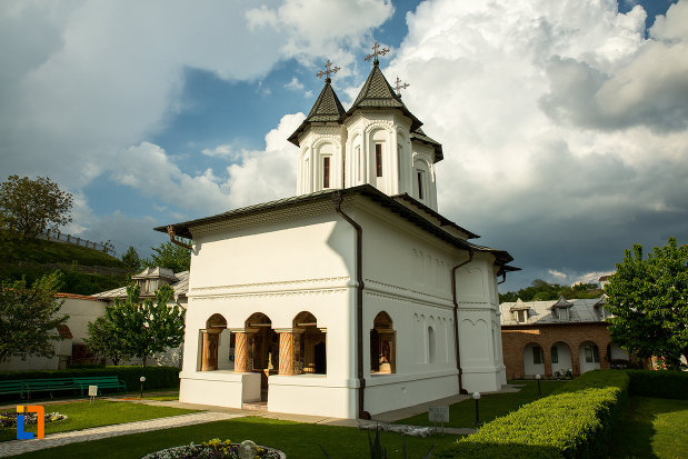 biserica-din-manastirea-clocociov-din-slatina-judetul-olt.jpg