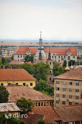 biserica-din-orasul-carei-si-blocuri.jpg