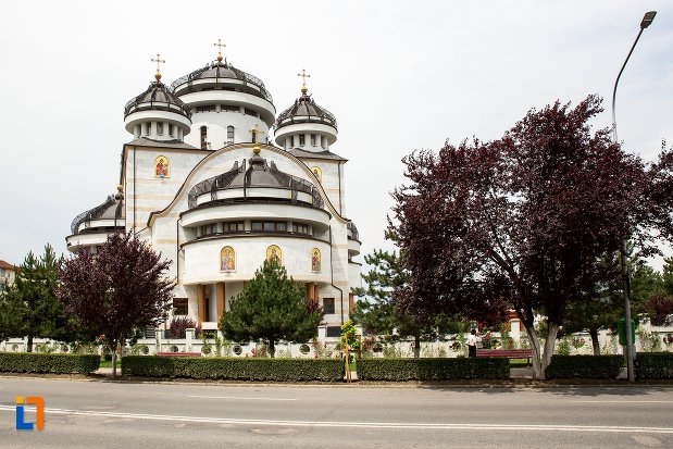 biserica-din-orasul-mioveni-judetul-arges.jpg