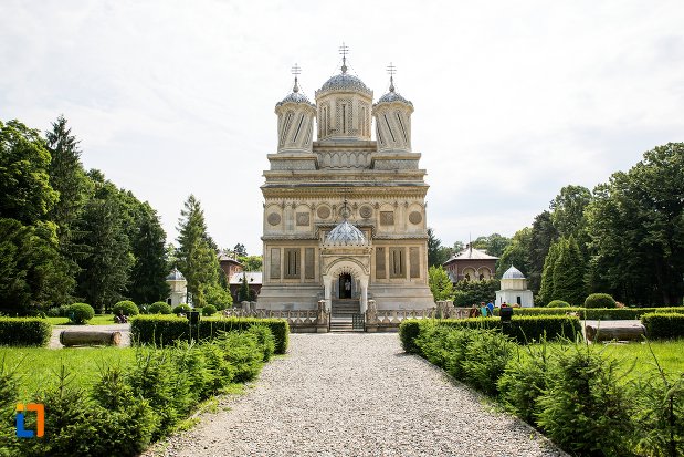 biserica-episcopala-manastirea-curtea-de-arges-judetul-arges.jpg