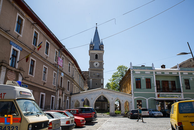 biserica-evanghelica-din-orastie-judetul-hunedoara-vazut-din-departare.jpg