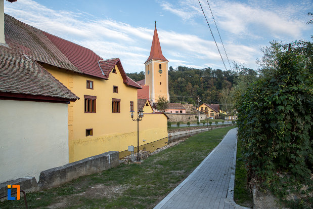 biserica-evanghelica-din-talmaciu-judetul-sibiu-vazuta-din-lateral.jpg