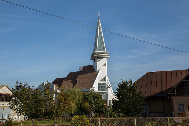 biserica-greco-catolica-din-seini-judetul-maramures-vedere-indepartata.jpg