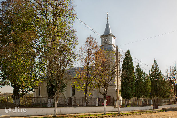 biserica-greco-catolica-in-prezent-ortodoxa-din-curtuiseni-judetul-bihor-vazuta-di-lateral.jpg