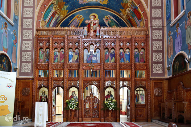 biserica-greco-catolica-sfintii-arhangheli-mihail-si-gavril-altar.jpg