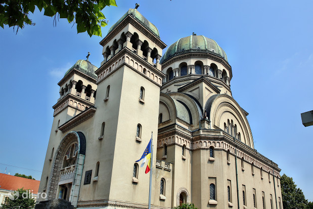 biserica-greco-catolica-sfintii-arhangheli-mihail-si-gavril-biserica-vazuta-de-afara-dintr-un-colt.jpg
