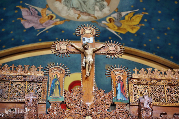 biserica-greco-catolica-sfintii-arhangheli-mihail-si-gavril-detaliu-de-la-altar.jpg