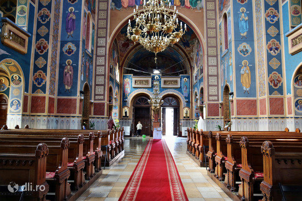 biserica-greco-catolica-sfintii-arhangheli-mihail-si-gavril-interior-biserica-cu-vedere-spre-iesire.jpg