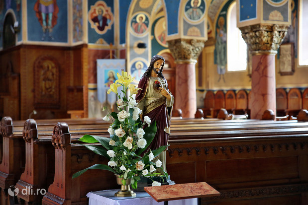 biserica-greco-catolica-sfintii-arhangheli-mihail-si-gavril-statuie-cu-isus.jpg