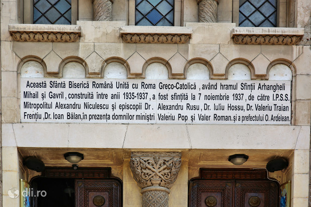 biserica-greco-catolica-sfintii-arhangheli-mihail-si-gavril-text-deasupra-la-intrarea-in-biserica.jpg