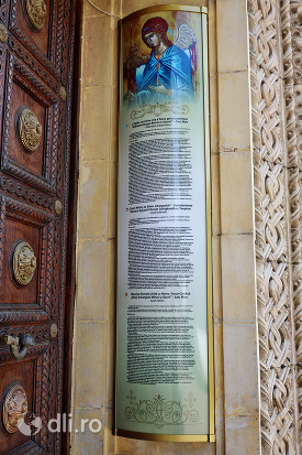 biserica-greco-catolica-sfintii-arhangheli-mihail-si-gavril-texte-despre-biserica-afisate-pe-un-perete.jpg