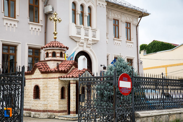 biserica-in-miniatura-langa-administratia-financiara-azi-episcopia-din-giurgiu-judetul-giurgiu.jpg