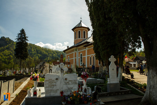 biserica-intrarea-maicii-domnului-in-biserica-din-brezoi-judetul-valcea-vazuta-din-cimitir.jpg