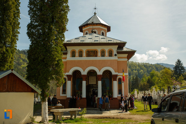 biserica-intrarea-maicii-domnului-in-biserica-din-brezoi-judetul-valcea.jpg